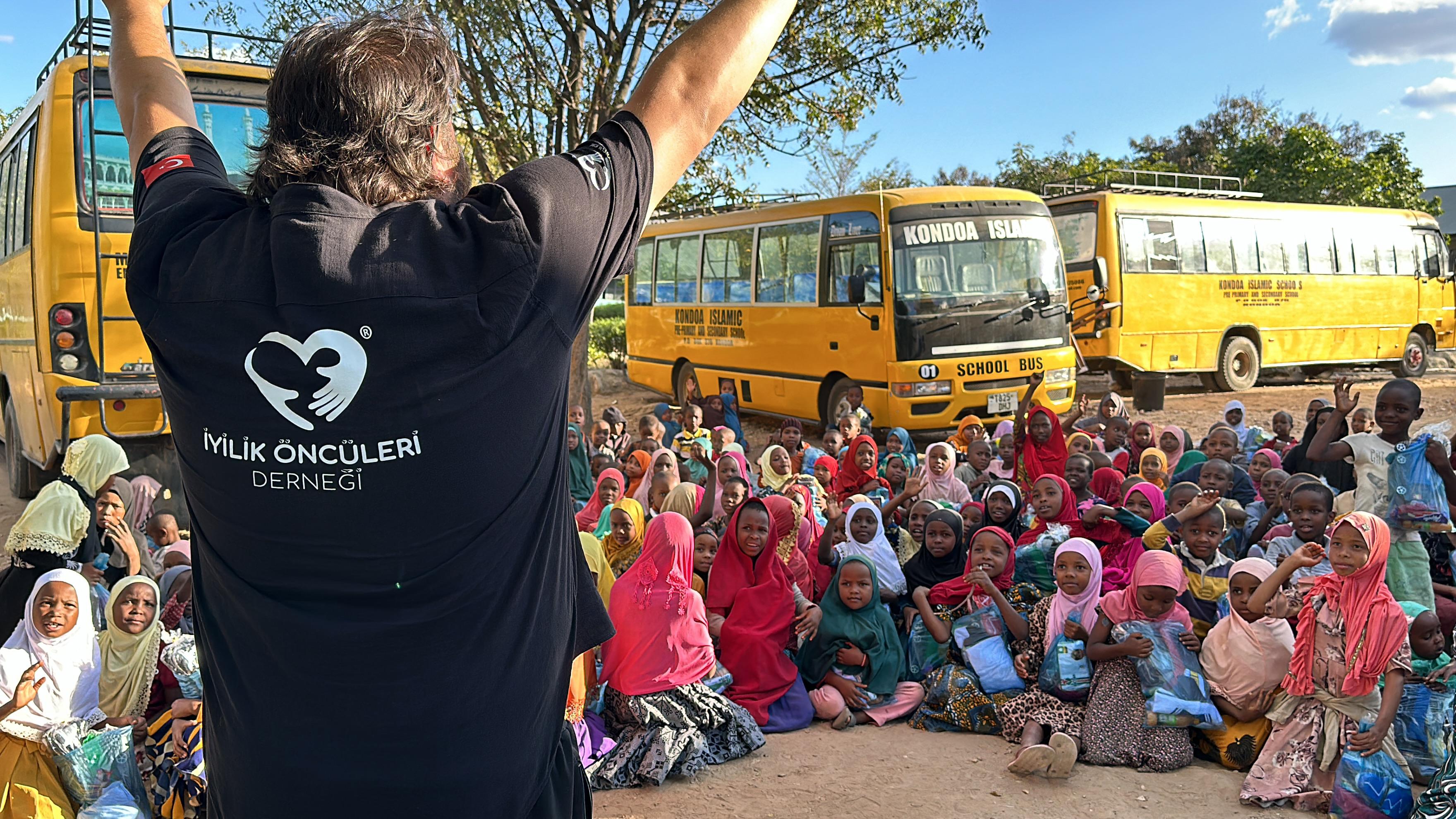 Tanzanya’da 222 çocuğa bayramlık mutluluk dağıttık.